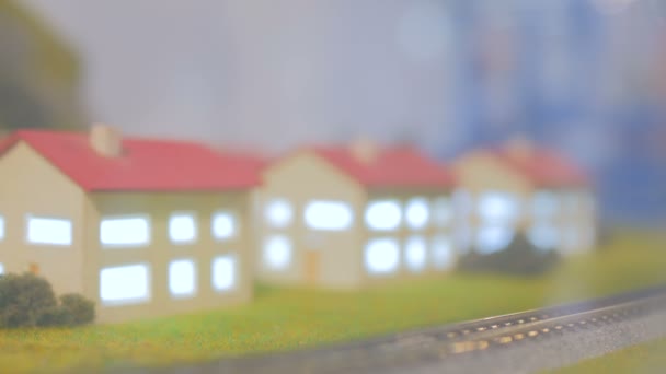 Spielzeug Hobby Eisenbahn Anlage mit Zug und Häusern — Stockvideo