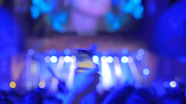 La gente silueta fiesta en la noche concierto al aire libre en frente del escenario — Vídeo de stock