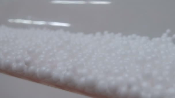 Trilling van kleine stukjes plastic zand onder invloed van geluid energie — Stockvideo