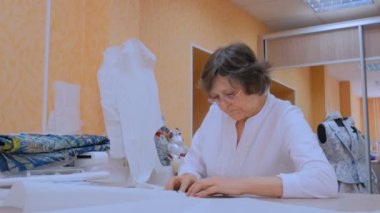 Yeni couture koleksiyonu desenle çalışma terzi