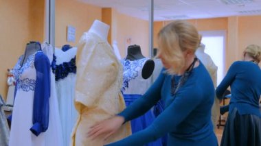 Moda Tasarımcısı elbise mankenin üzerinde terzilik yeni modeli ile çalışma