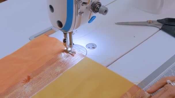 Professionele kleermaker, modeontwerper naaikleding met naaimachine — Stockvideo