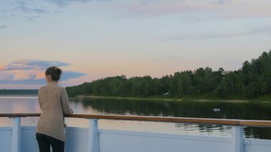 Gün batımından sonra manzara cruise gemi güverte üzerinden hayran kadın