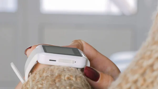 Mujer usando reloj inteligente wearable — Foto de Stock