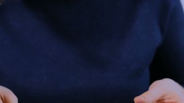 Tasarımcı el yapımı broş yapıyor