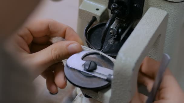Шкура с помощью швейной машинки для сшивания меховой кожи в ателье — стоковое видео