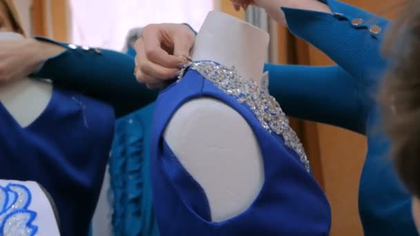Dwóch projektantów mody pracuje z nowym modelem sukienka krawiecka na manekin — Wideo stockowe