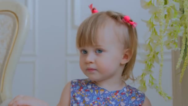 Портрет смішної маленької дівчинки вдома — стокове відео