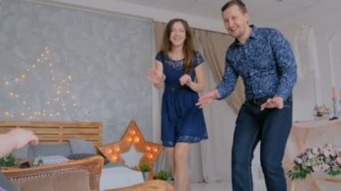 4 çekim. Mutlu anne ve bebek kızları togerher oynarken