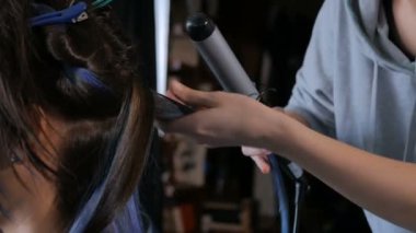 Kadın için saç modeli yapmak - bukleler yapma profesyonel Kuaför