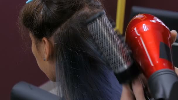 Professionell frisör snabbtorkande klienten hår — Stockvideo