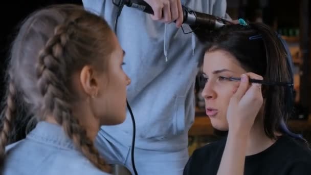 Maquiagem artista e cabeleireiro trabalhando com cliente mulher — Vídeo de Stock