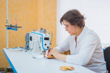 Profesyonel terzi dikiş elbise atelier, dikiş makinesi ile