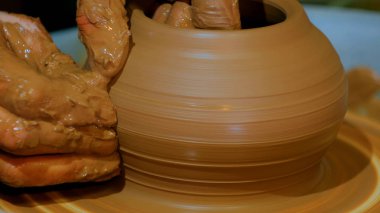 Atölyede çalışan profesyonel erkek çömlekçi.