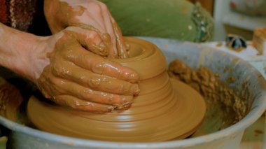 Çömlek atölyesinde esrar yapan profesyonel erkek çömlekçi.
