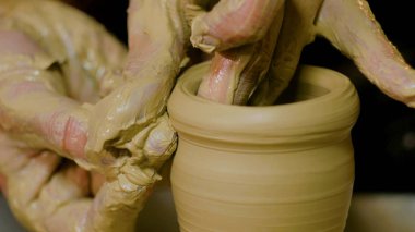 Atölyede çalışan profesyonel erkek çömlekçi.