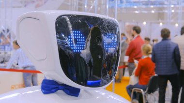 Robot Show'da mavi gözlü beyaz robot