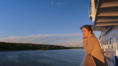 Günbatımı cruise gemi güverte üzerinden hayran kadın