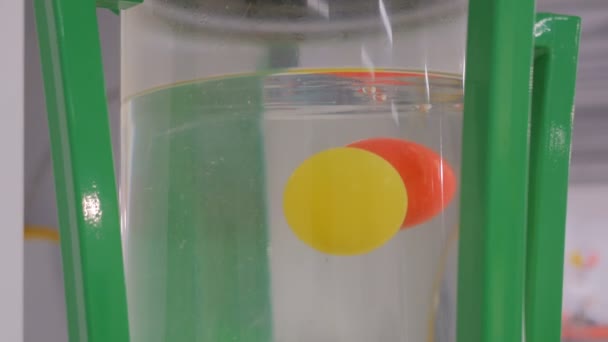 Bolas de plástico em água fervente — Vídeo de Stock