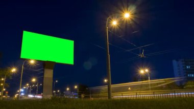 Timelapse - karayolu üzerinde yeşil ekran billboard