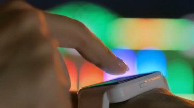 Giyilebilir akıllı izle kullanan genç kadın