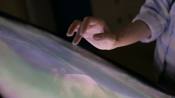 Woman using interactive touchscreen display at modern museum — Stock Video