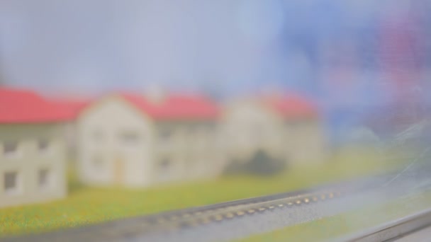 Διάταξη σιδηρόδρομου χόμπι παιχνίδι με τρένο και σπίτια — Αρχείο Βίντεο
