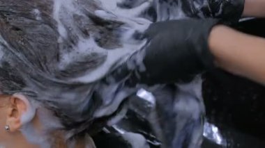 Kadın istemcisinin saç yıkama Kuaför