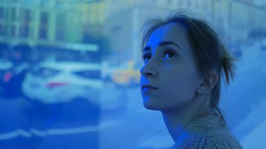 Etrafa ve geniş ekran duvar video sunum izlerken kadın