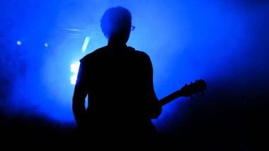 Tanınamayan gitarist silueti