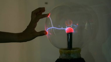 Kadın plazma topuna dokunuyor