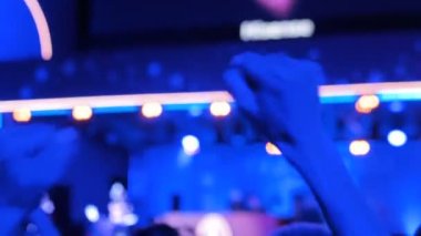 Gece elektronik müzik konserinde sahne önünde parti insanlar