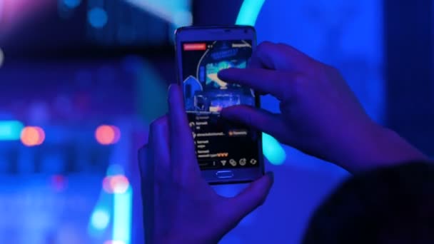 Ручний силует запис відео концерту живої музики зі смартфоном — стокове відео