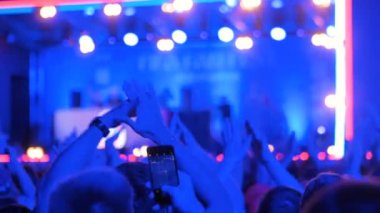 Gece elektronik müzik konserinde sahne önünde parti insanlar