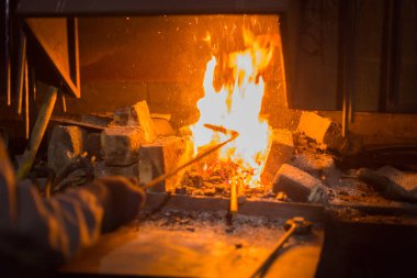 Ateş yakma fırını içinde