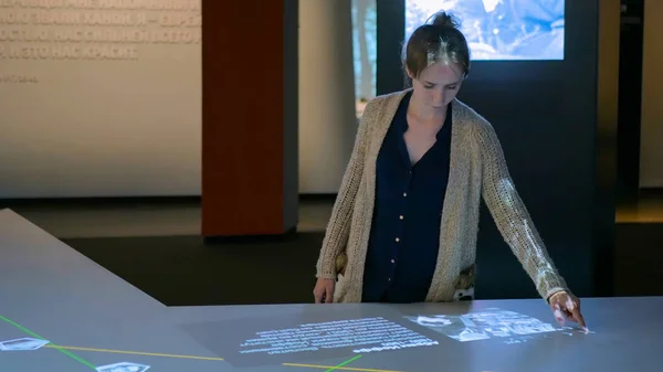 Etkileşimli dokunmatik ekran kullanan kadın