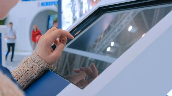 Woman using interactive touchscreen display at urban show — Stock Photo, Image