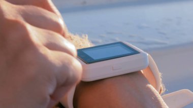 giyilebilir akıllı izle kullanan kadın