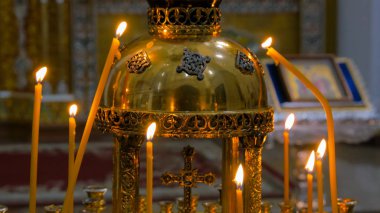 Rus Ortodoks Kilisesi yanan mumlar