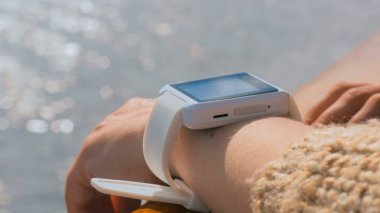 giyilebilir akıllı izle kullanan kadın