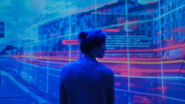 Etrafa ve geniş ekran duvar video sunum izlerken kadın