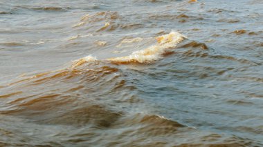 gün batımında su yüzeyi