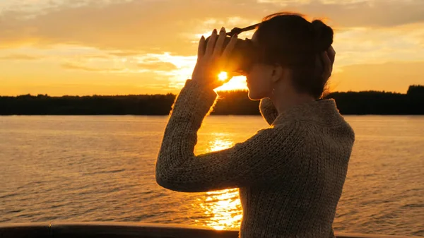 O femeie care folosește ochelari de realitate virtuală pe puntea navei de croazieră la apusul soarelui — Fotografie, imagine de stoc