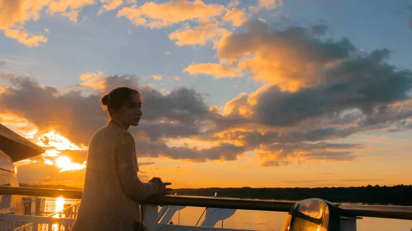Femeie admirând apusul soarelui de pe puntea navei de croazieră — Fotografie, imagine de stoc
