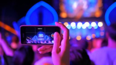 Eller canlı müzik rock konseri smartphone ile video kayıt siluet
