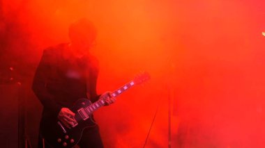 Tanınamayan gitarist silueti