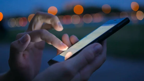 Şehirde akıllı telefon kullanan bir kadın.