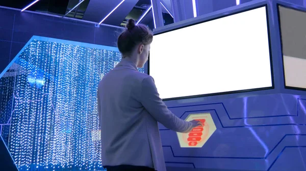 Boş ekran ile etkileşimli dokunmatik ekran kullanan kadın