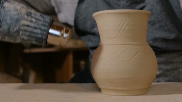 Potter, ceramiczny garnek z specjalne suszarka suszenie — Wideo stockowe