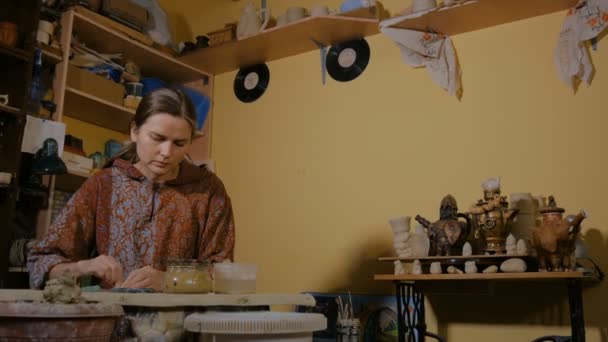 専門職の女性陶芸粘土の準備作業 — ストック動画